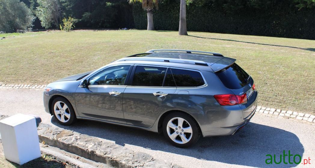 2011' Honda Accord Tourer photo #2