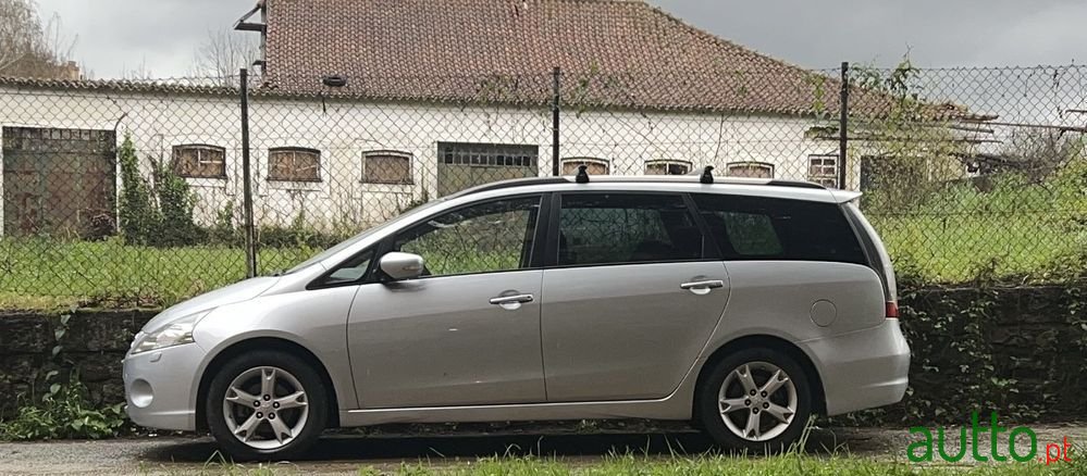 2009' Mitsubishi Grandis photo #1