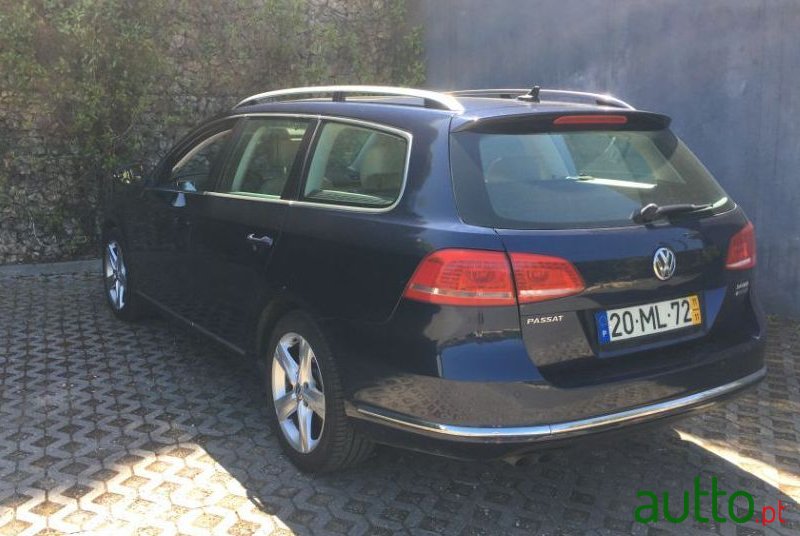 2011' Volkswagen Passat Variant photo #3