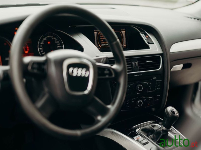 2010' Audi A4 Avant photo #2