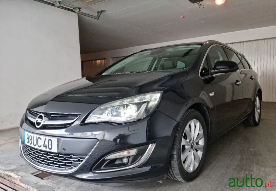 2012' Opel Astra Sports Tourer photo #1