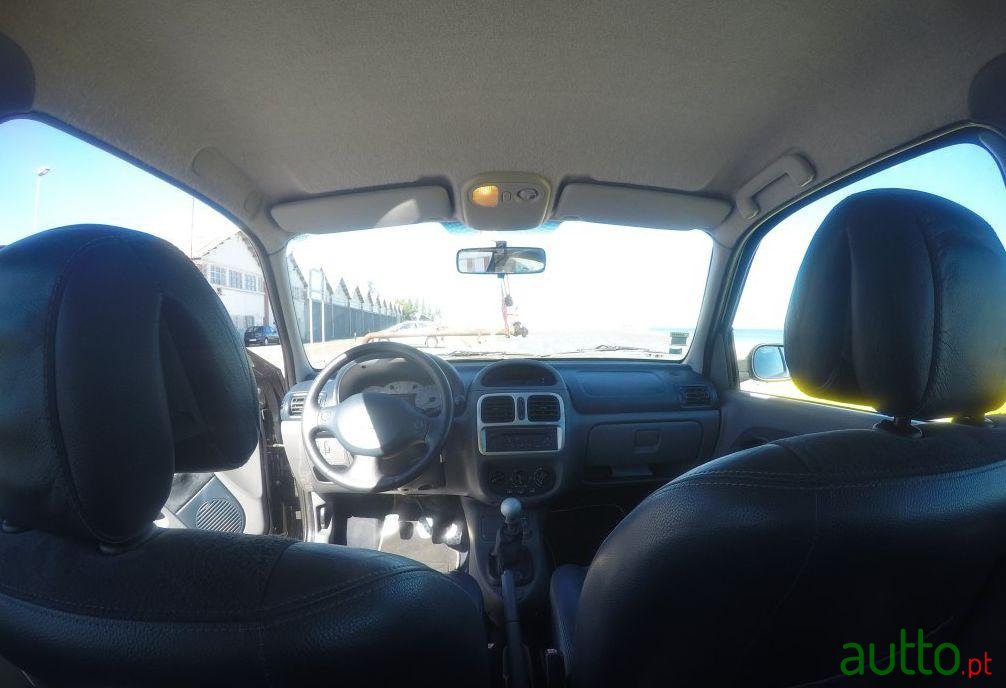 2001' Renault Clio 2.0 16V Sport photo #1