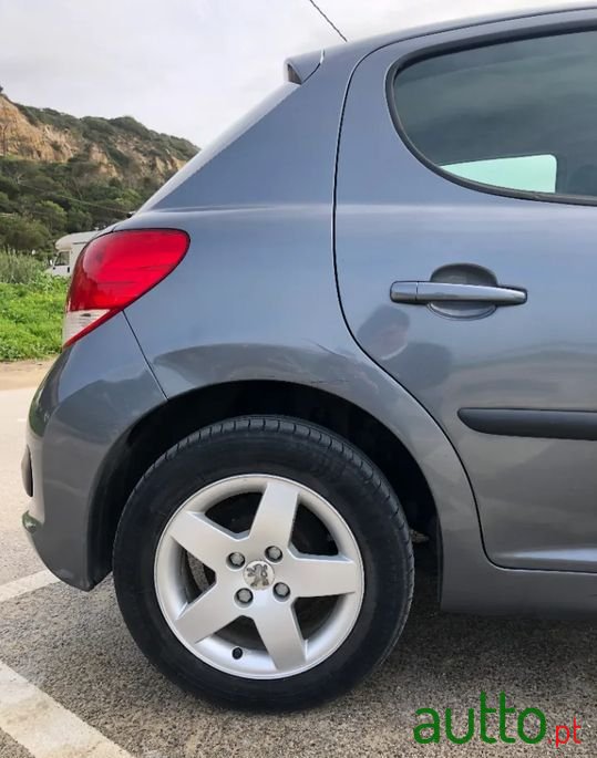 2011' Peugeot 207 Sport photo #5