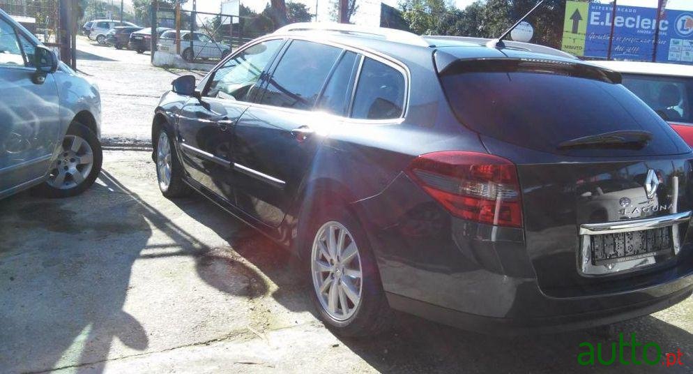 2011' Renault Laguna Break photo #2