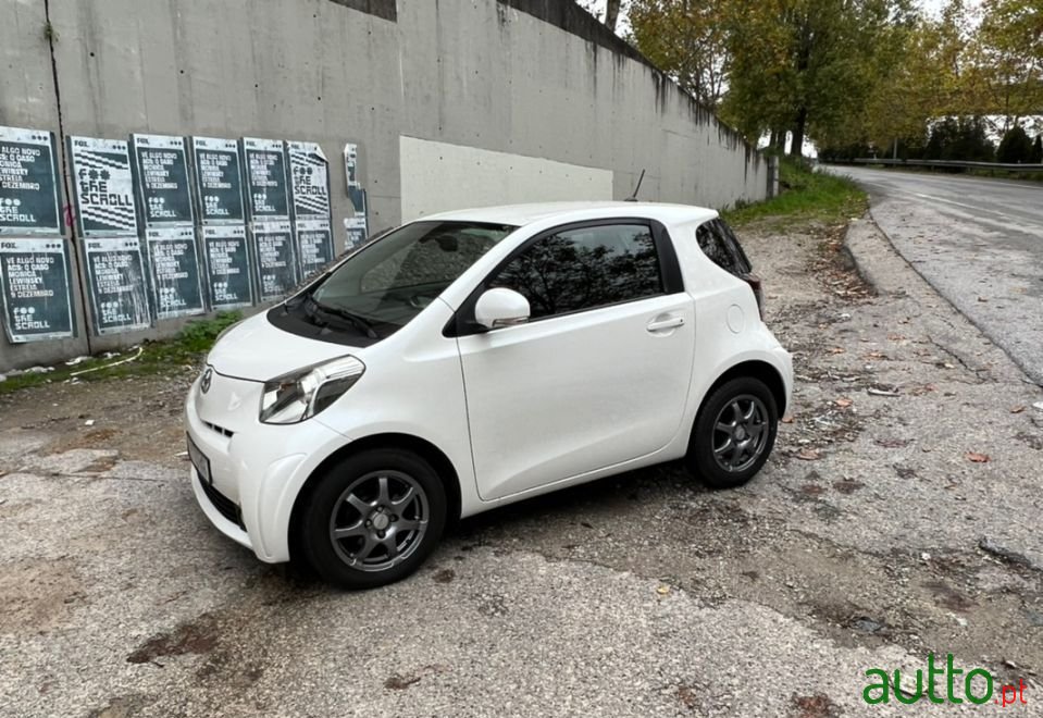 2010' Toyota iQ photo #2