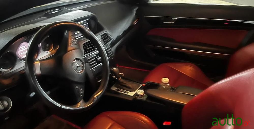 2011' Mercedes-Benz Classe E photo #5