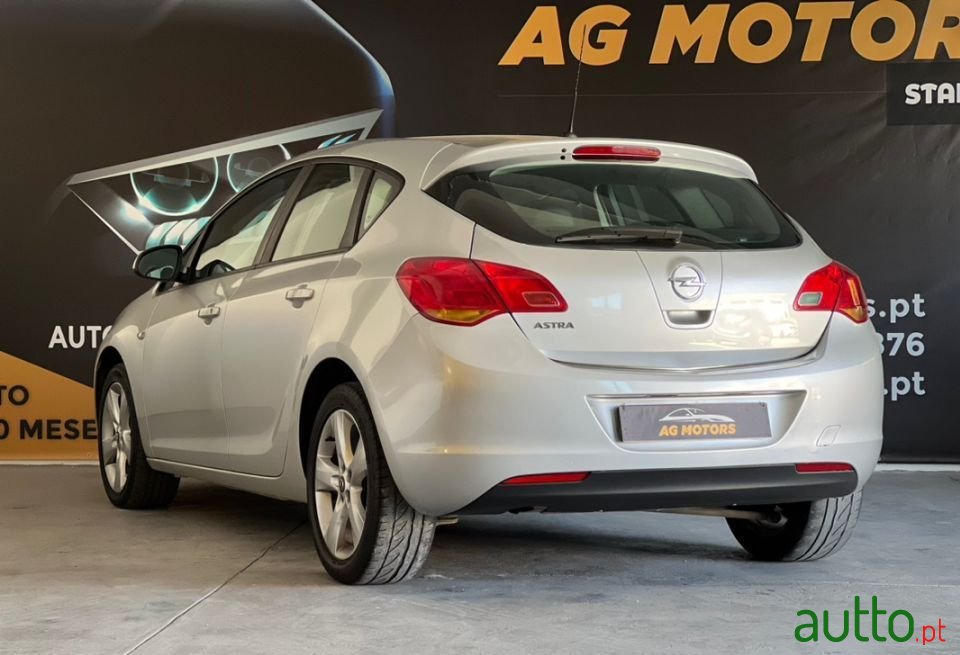 2010' Opel Astra photo #4