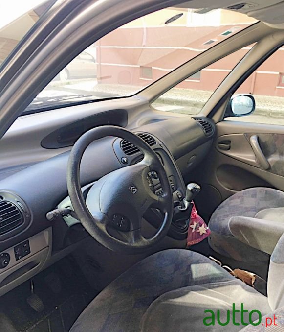 2001' Citroen Xsara Picasso photo #3