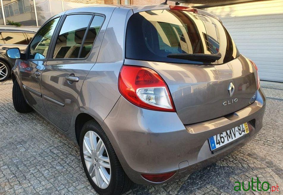 2012' Renault Clio photo #2