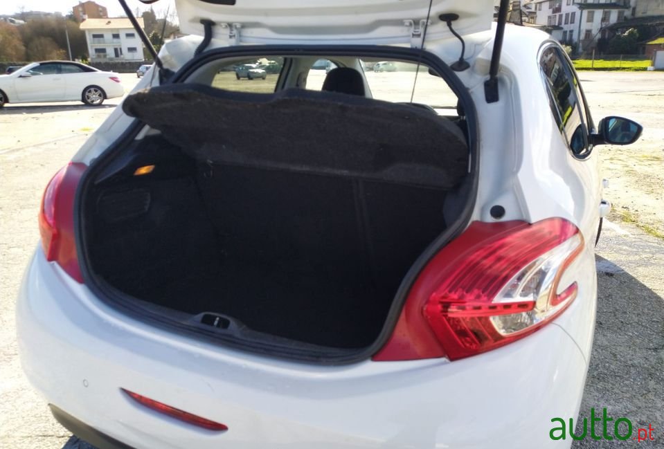 2012' Peugeot 208 photo #6