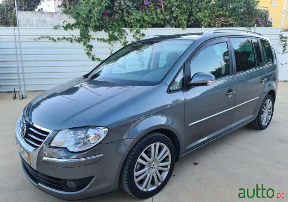 2007' Volkswagen Touran photo #1