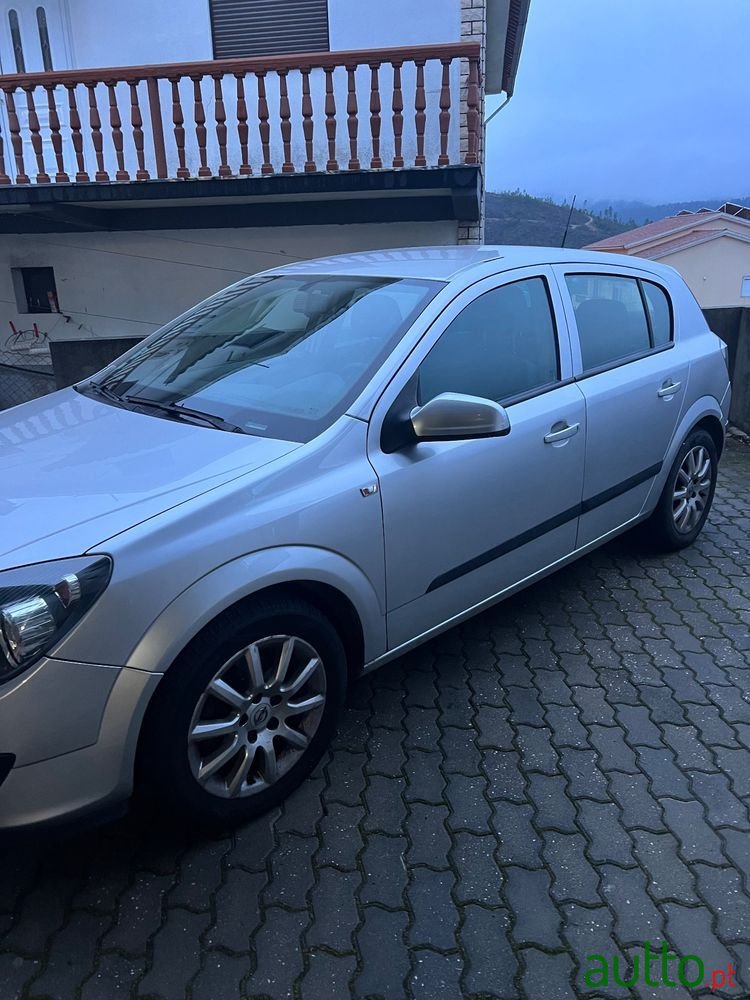 2005' Opel Astra 1.3 Cdti Elegance photo #3