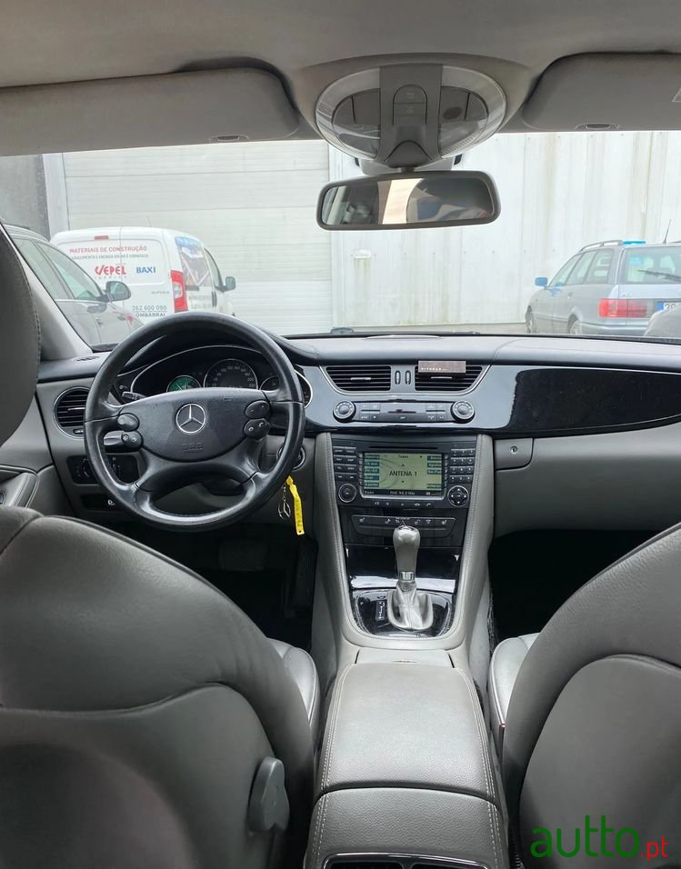 2008' Mercedes-Benz 320 photo #5