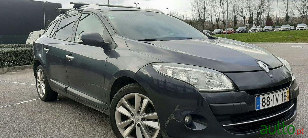 2010' Renault Megane Sport Tourer photo #2