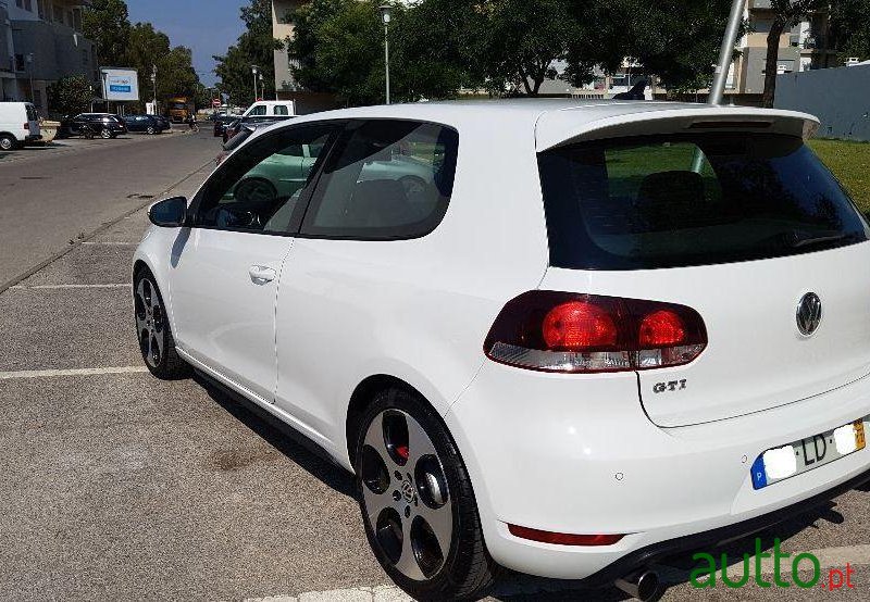 2010' Volkswagen Golf Gti photo #4