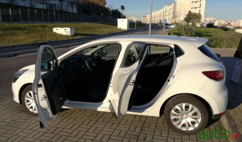 2013' Renault Clio Comercial  2 Lug photo #3