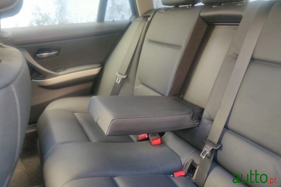 2011' BMW 318 D photo #6