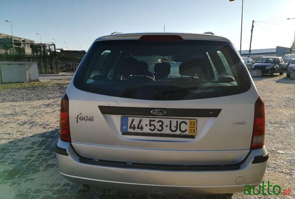 2002' Ford Focus Sw photo #2