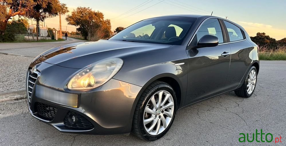 2013' Alfa Romeo Giulietta photo #2
