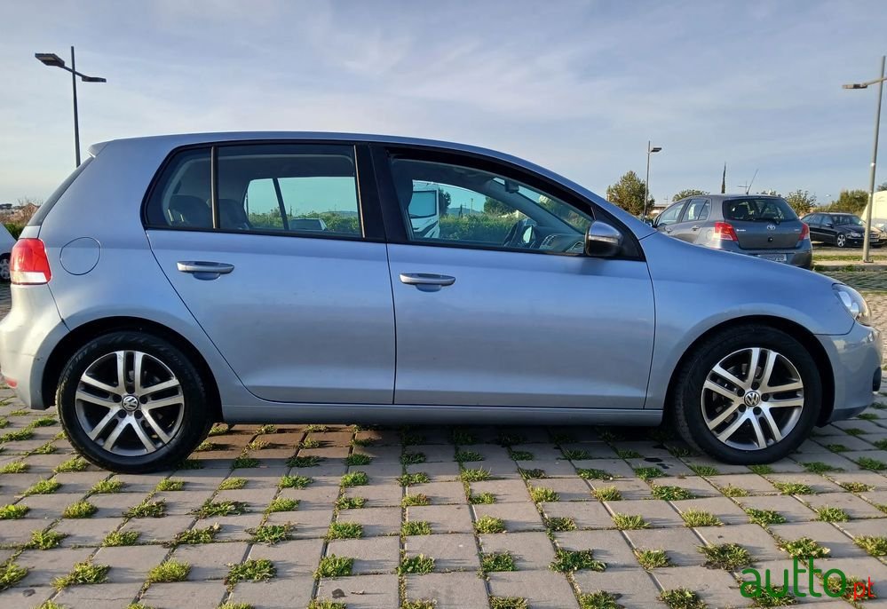 2009' Volkswagen Golf photo #2