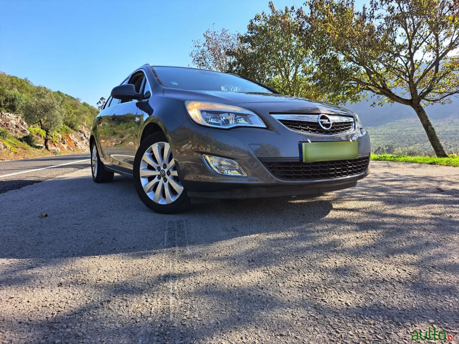 2011' Opel Astra Sports Tourer photo #4