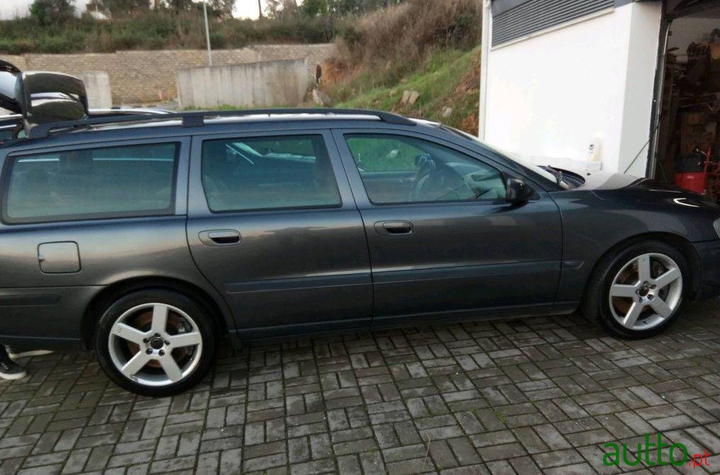 2003' Volvo V70 2.5 T Premium photo #3