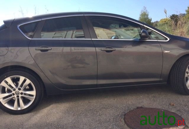 2010' Opel Astra photo #2