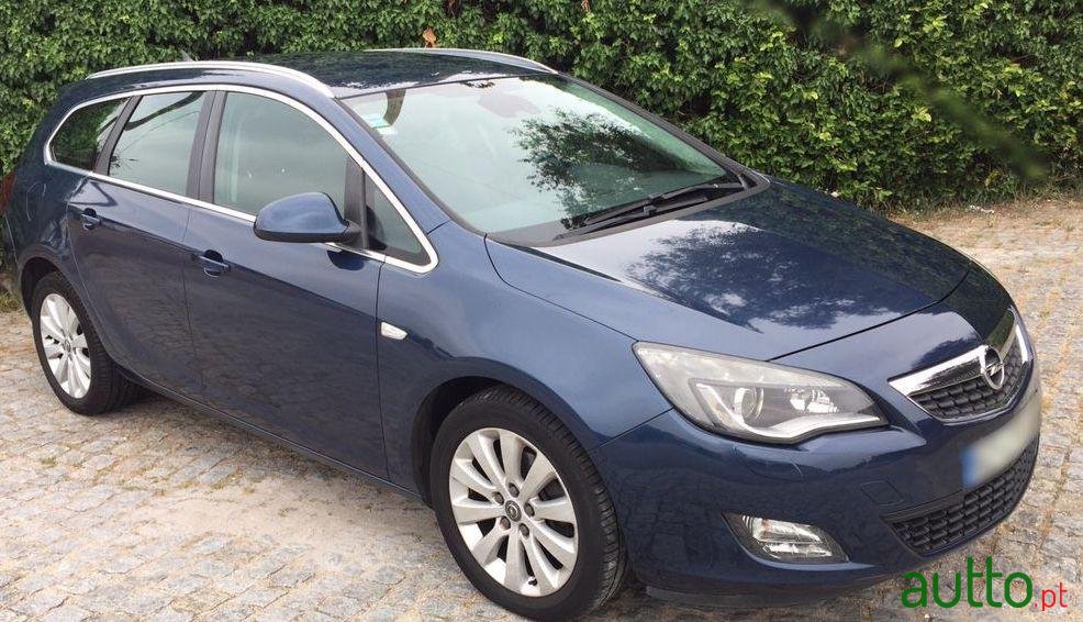 2011' Opel Astra Sports Tourer photo #3