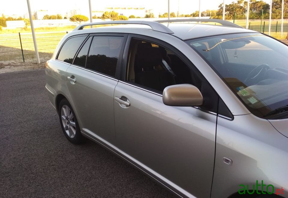 2005' Toyota Avensis Sw photo #4