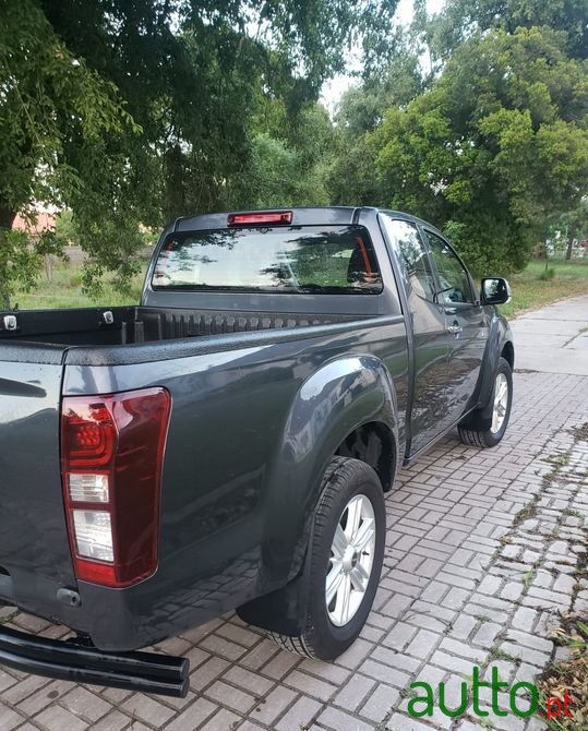 2017' Isuzu D-Max photo #4