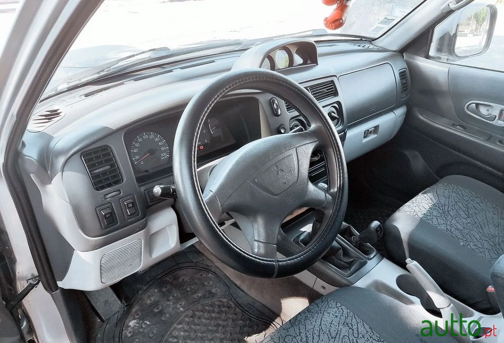 2000' Mitsubishi Pajero Sport photo #2