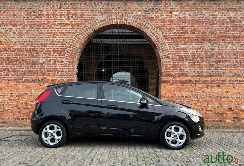 2010' Ford Fiesta photo #2