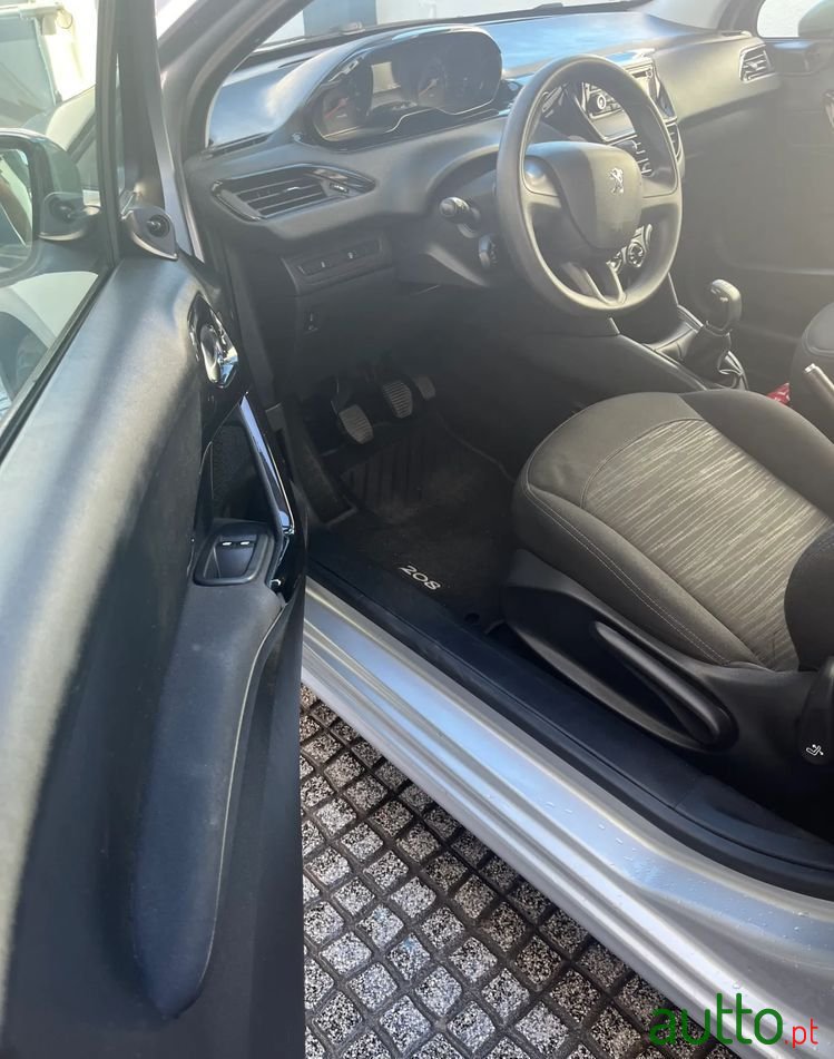 2014' Peugeot 208 photo #2