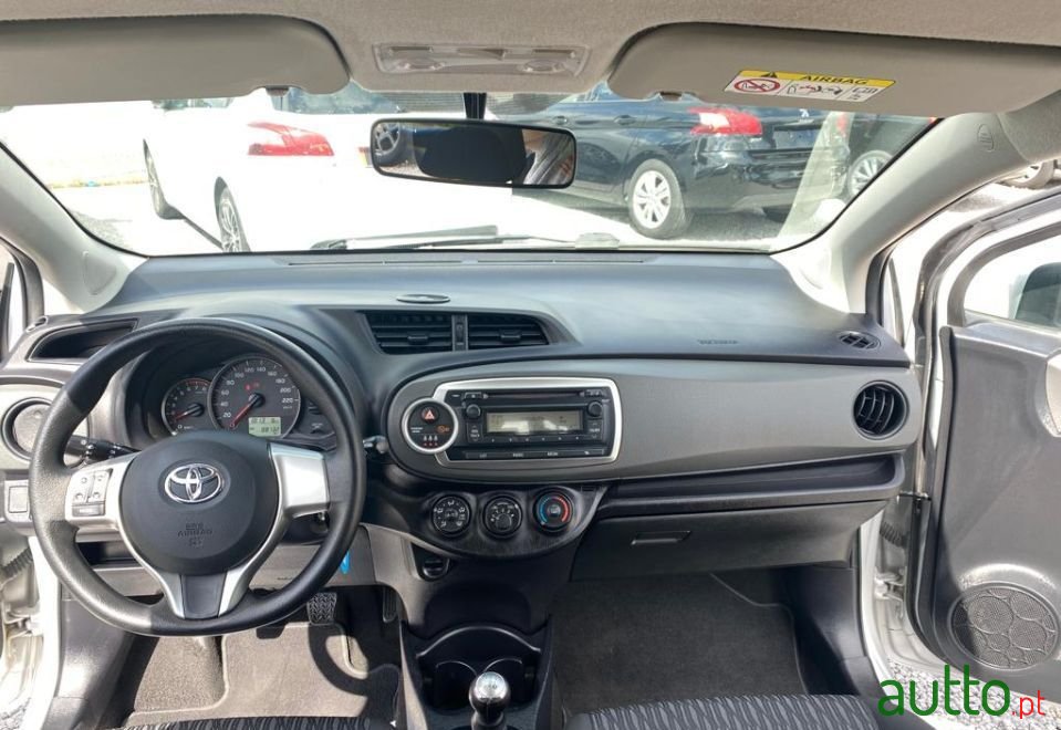 2014' Toyota Yaris photo #5
