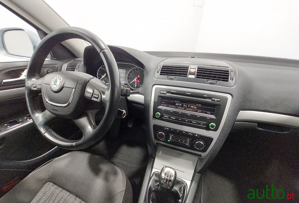 2011' Skoda Octavia Break photo #6