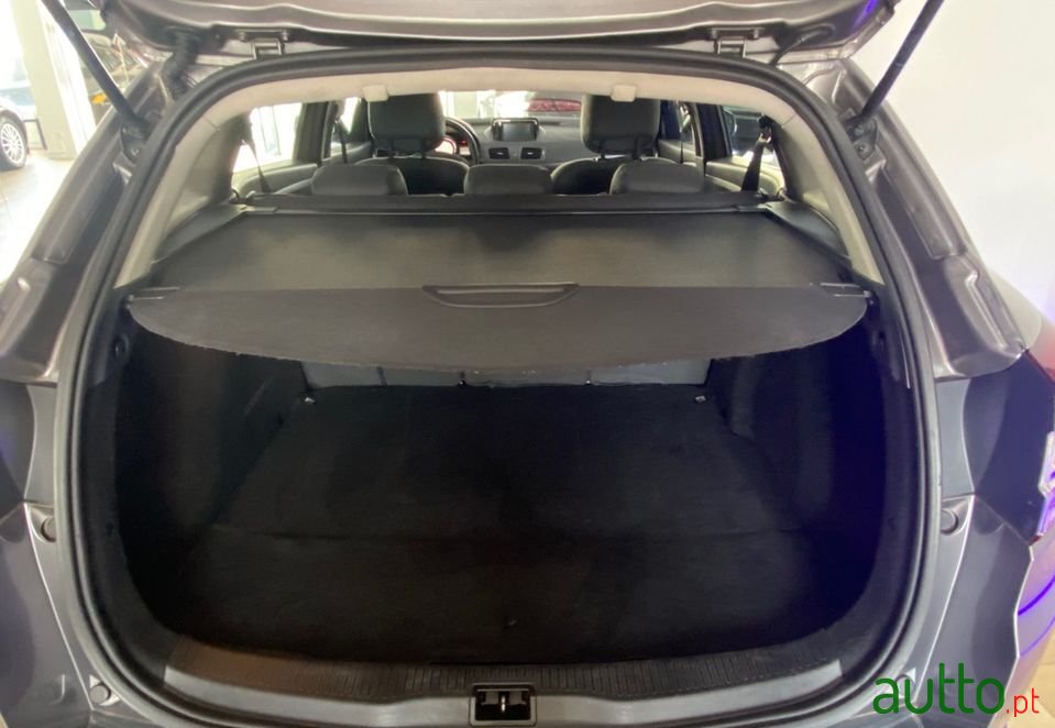 2013' Renault Megane Sport Tourer photo #5