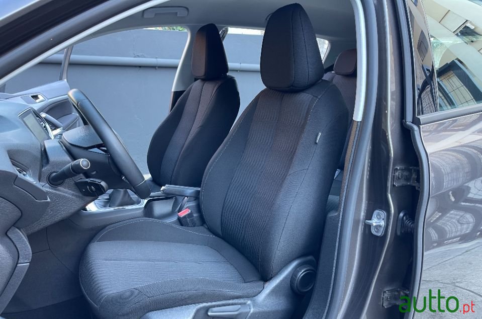 2015' Peugeot 308 photo #5