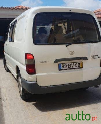 2006' Toyota Hiace photo #2