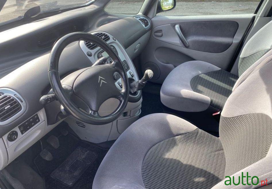 2009' Citroen Xsara Picasso photo #3
