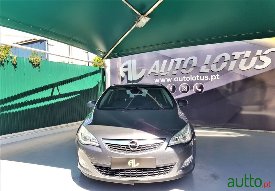 2011' Opel Astra photo #2