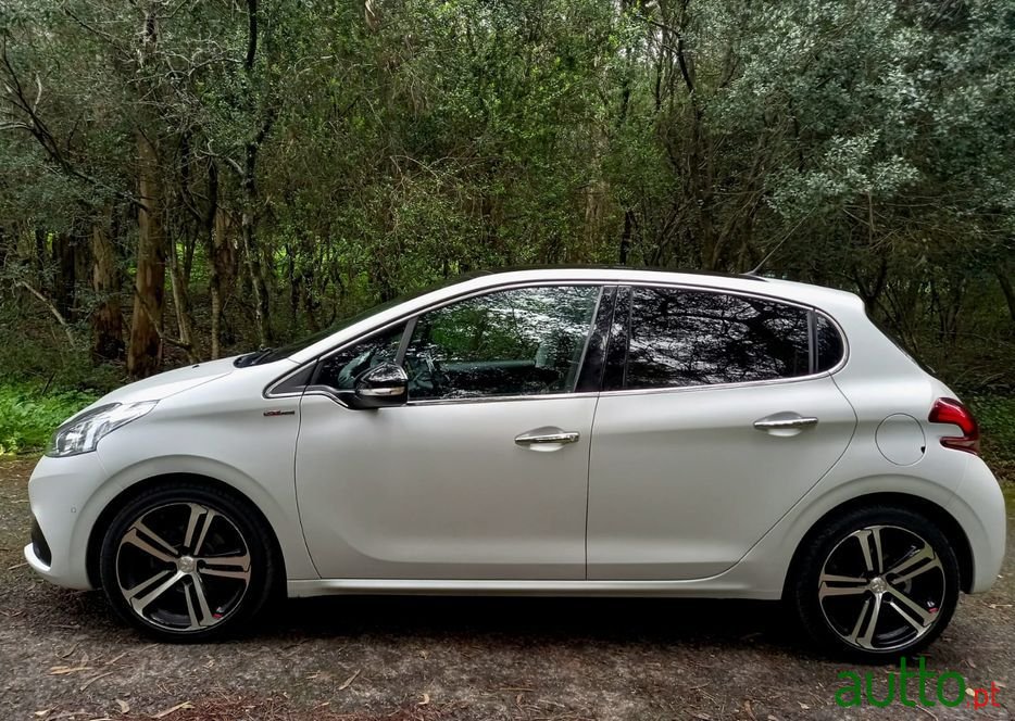 2017' Peugeot 208 Gt-Line photo #4