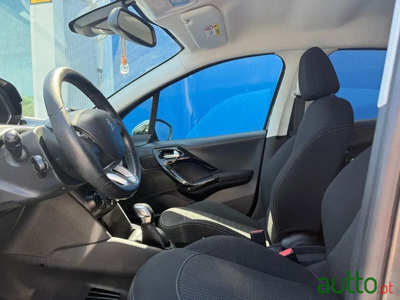 2017' Peugeot 208 photo #6