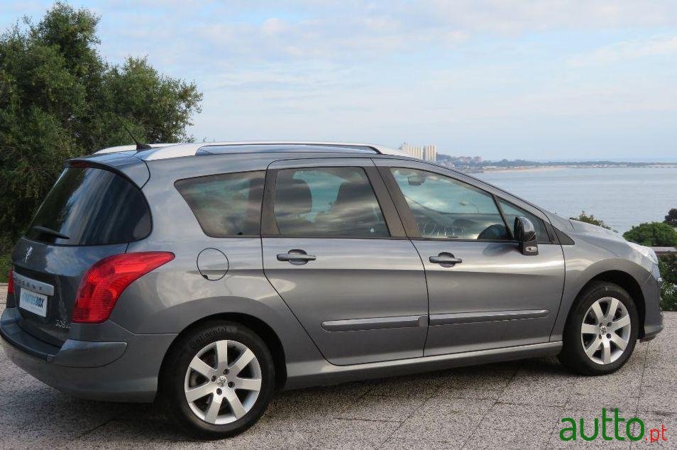 2011' Peugeot 308 Sw photo #2