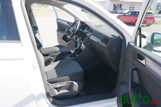 2023' Volkswagen Tiguan photo #7