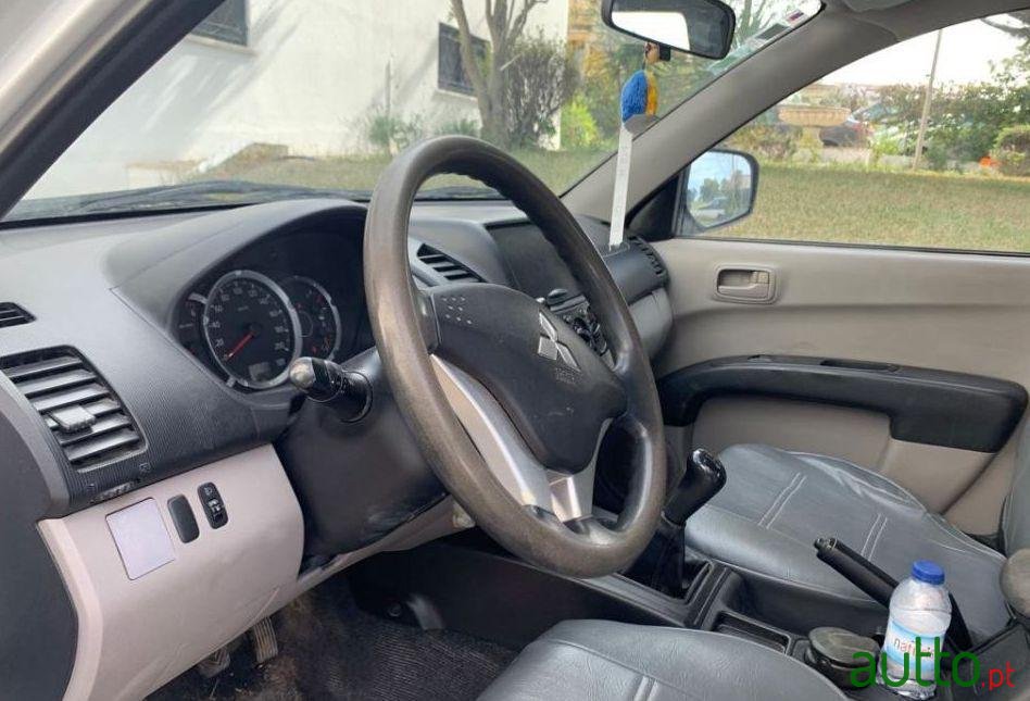 2013' Mitsubishi L200 2.5 Di photo #5