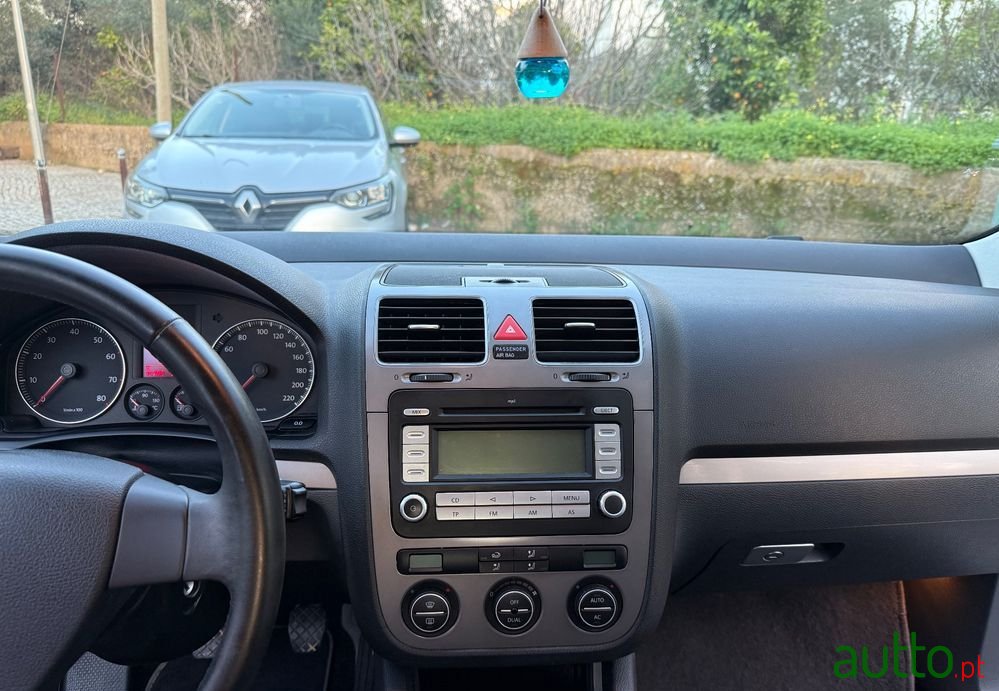 2008' Volkswagen Golf photo #5