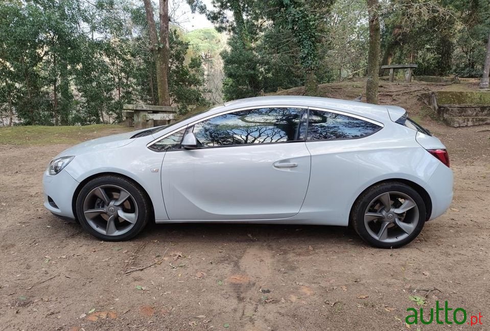 2011' Opel Astra Gtc photo #4