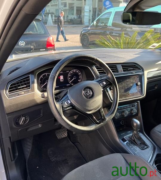 2018' Volkswagen Tiguan photo #3