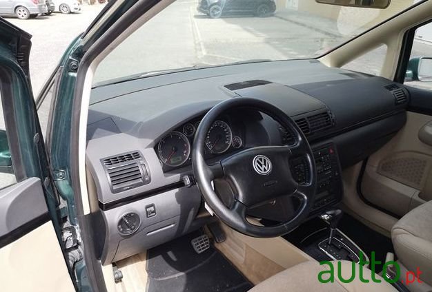 2002' Volkswagen Sharan photo #2