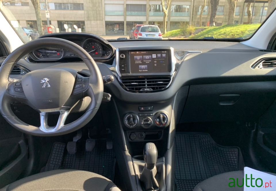 2015' Peugeot 208 photo #5